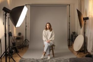 Vrouw in home studio met softbox