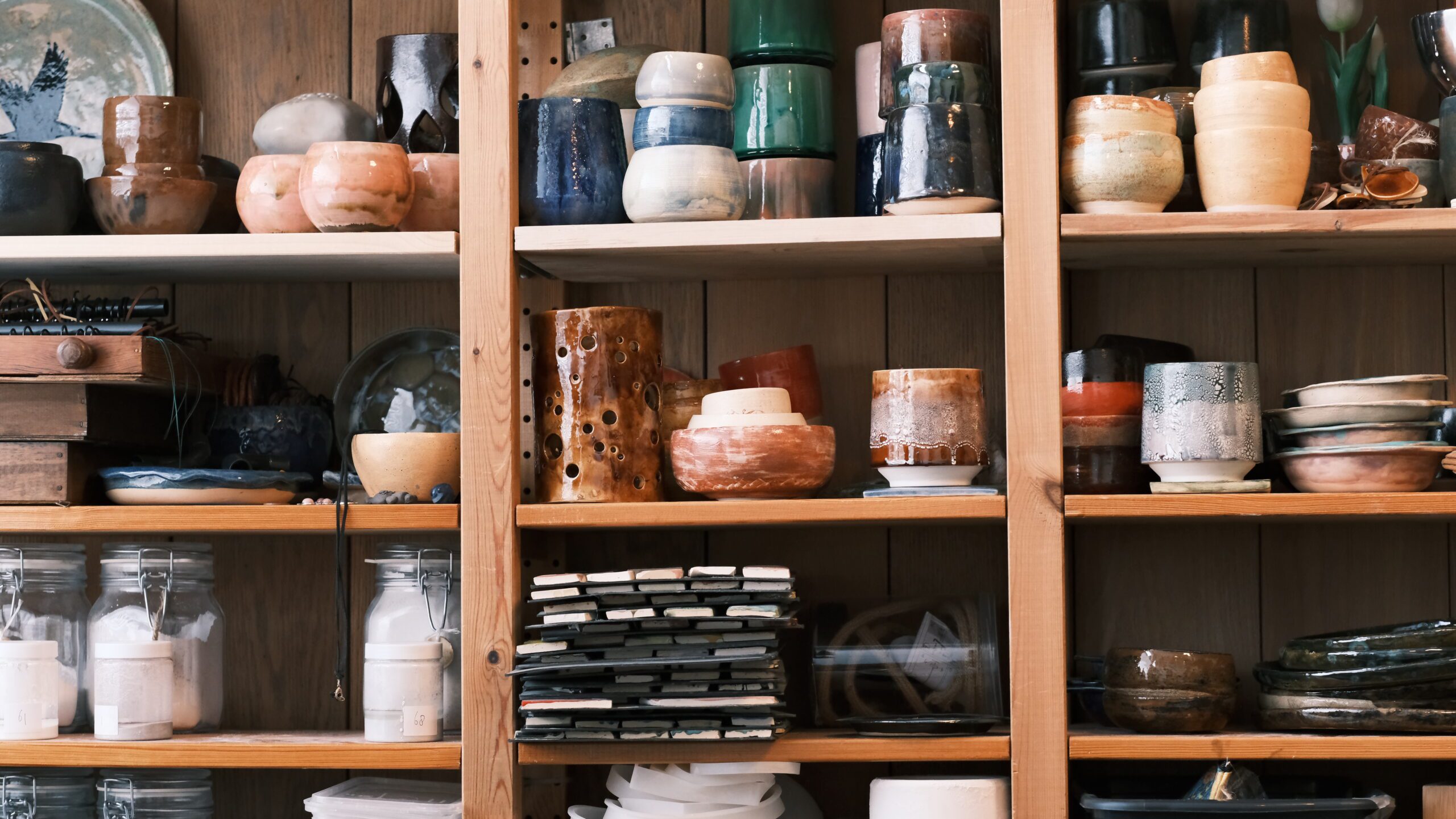 kast met geglazuurd aardewerk